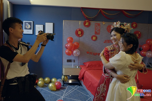 蒋志祥在拍摄中。受访者供图