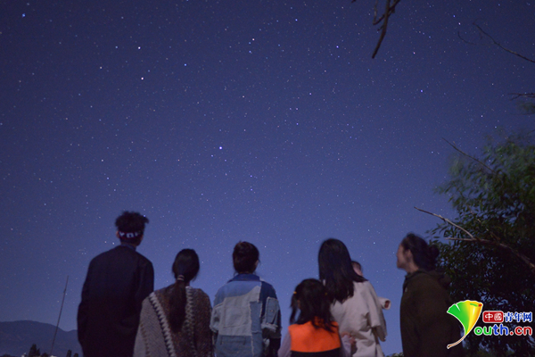 选择在大理带游客们“捉星星”的草原姑娘阿土。受访者供图