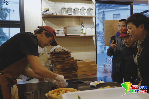 “90后老外”卓文在店里忙碌。受访者供图