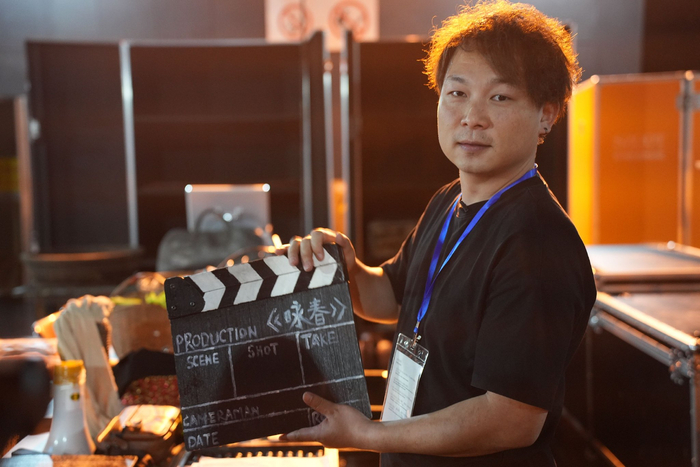 舞剧《咏春》剧组道具师高康接受采访。（记者 王婉冰 摄）