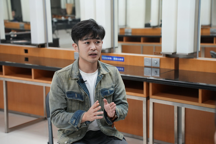 舞剧《咏春》编导李晨哲接受采访（记者 王婉冰 摄）