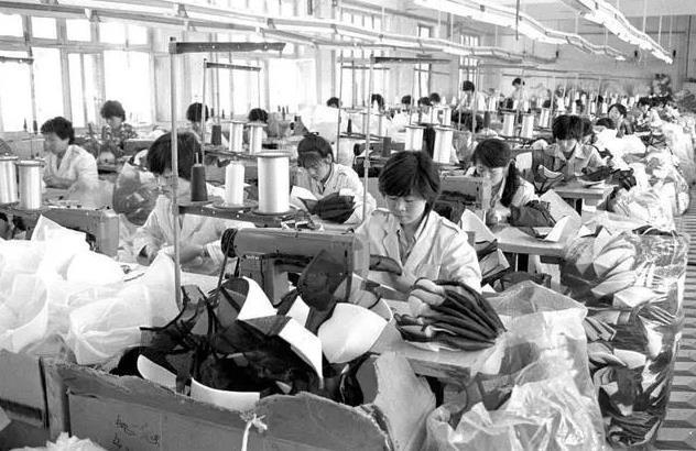 △在胶州市李哥庄镇一家制帽企业，工人在生产出口棒球帽。