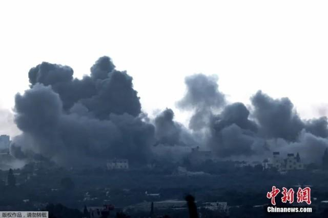 图为当地时间12月27日，加沙地带北部浓烟滚滚。