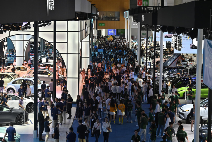成都国际车展首个观众日人流攒动。陶轲 摄