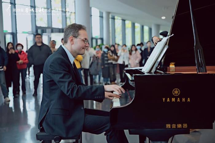 芬兰羽管键琴、钢琴演奏家阿珀·哈基宁在天府人文艺术图书馆，用“快闪”的形式，让古典邂逅书香