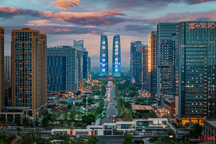 双塔灯光秀。袁义明 摄