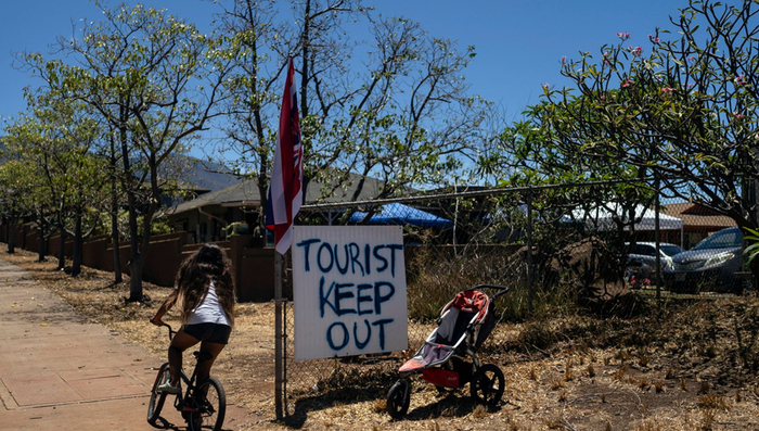 ▲夏威夷当地居民打出“游客勿入”的标牌
