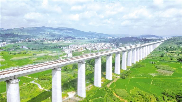     一列动车组列车驶过中铁四局承建的贵南高铁贵州段拉里双线特大桥。 朱贵昌 摄