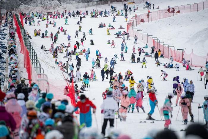 　　2023年12月17日，滑雪爱好者在神农架国际滑雪场滑雪。新华社记者 伍志尊 摄