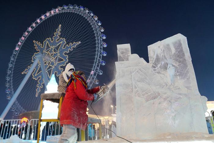 　　2024年1月2日，在冰雪大世界园区内，参赛选手在进行冰雕创作。新华社记者 王建威 摄