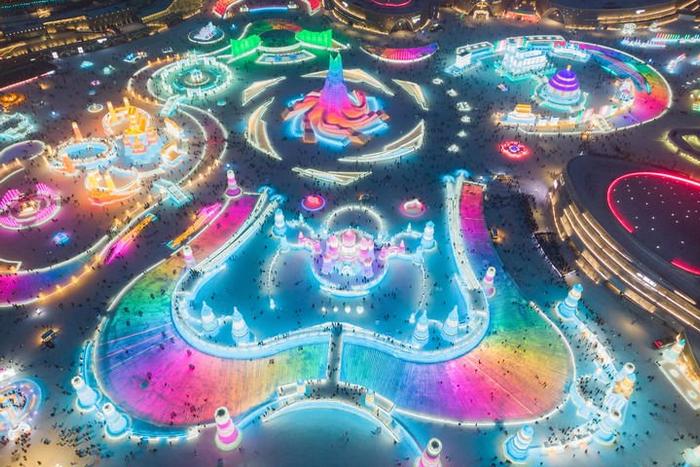 　　2024年1月1日，游客在哈尔滨冰雪大世界园区内游玩（无人机照片）。新华社记者 谢剑飞 摄
