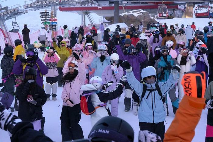 　　2023年12月31日，雪友在新疆阿勒泰将军山国际滑雪度假区游玩。新华社记者 张啸诚 摄