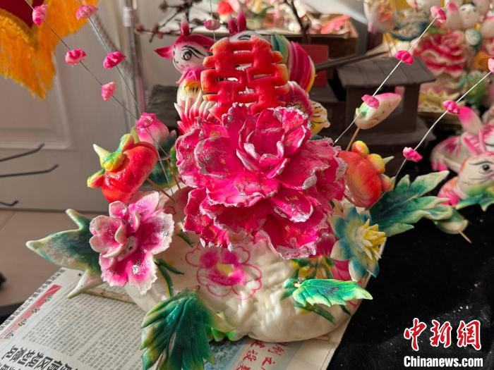 白晓玲制作的面塑作品。杨静摄