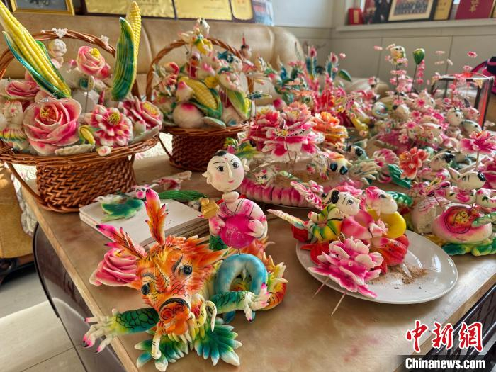妇女学员们制作的面塑作品。杨静摄