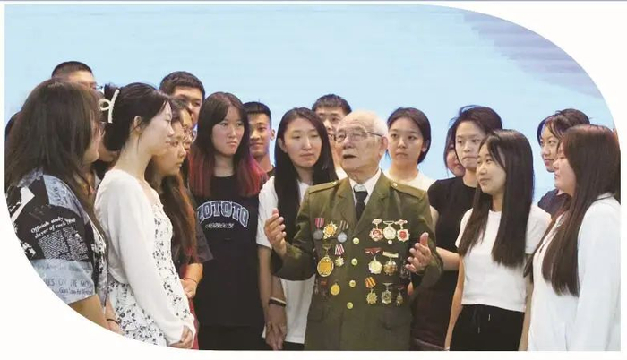 在辽宁民族师范高等专科学校，著名军旅词作家邬大为授课后与学生交流。许珊珊摄