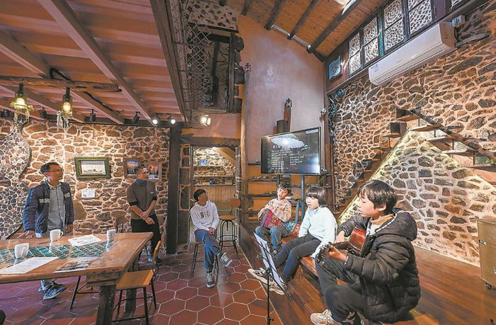 在平潭君山镇北港村，“风中旅行”文创团队在表演原创歌曲。 林君斌 摄