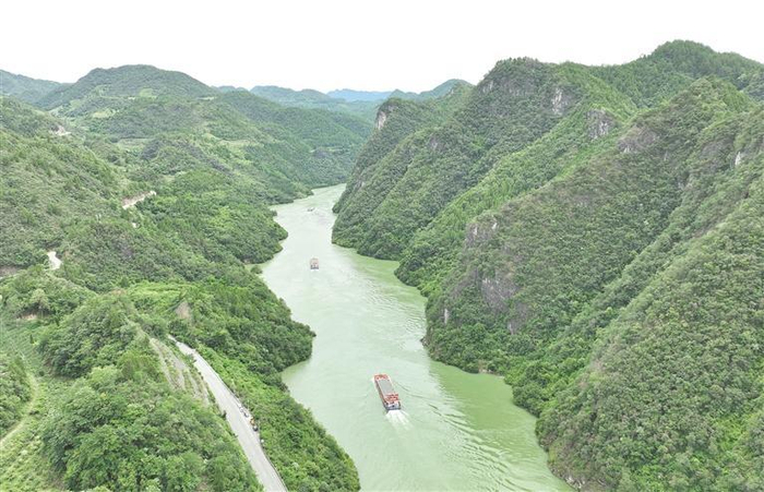     乌江集装箱水运首航从沙湾码头驶出。    贵州日报天眼新闻记者    潘德玉 摄