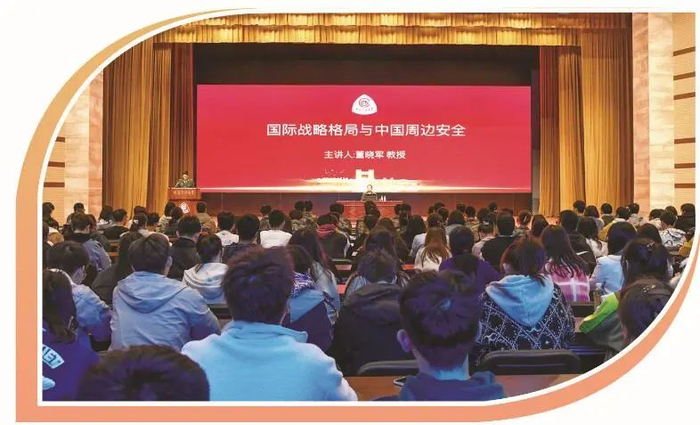 中国医科大学邀请军事理论专家作专题授课。张  超摄