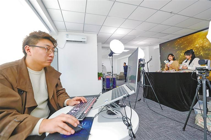     永清县时代空港跨境电商、双创产业园开园当日，工作人员正在调试跨境电商直播设备。本报记者 陈童 摄