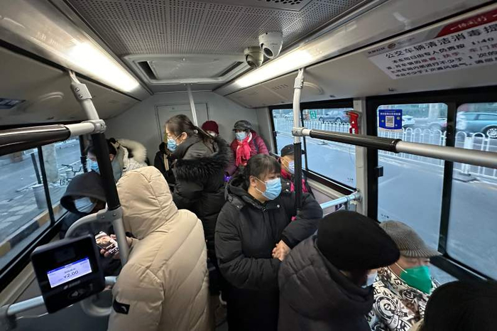 1月2日早上，十几名前往垂杨柳医院的中老年人在沿线各站陆续上车。新京报记者 王贵彬 摄