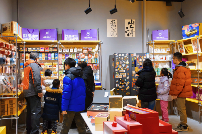 游客在商场内的文创集合店挑选北京特色旅游纪念品。