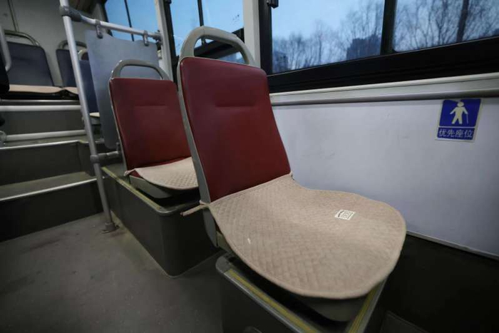 天气寒冷，车队还特意在座椅上加装了棉坐垫，让老人乘坐时可以更暖和一些。新京报记者 王贵彬 摄