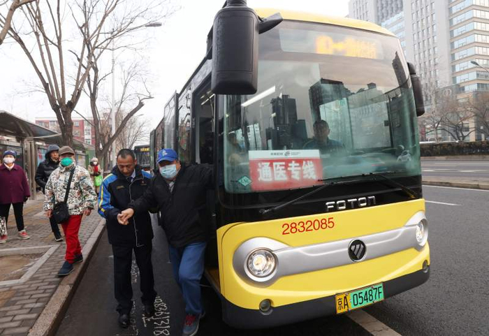 1月2日早上8点10分，“通医专线”抵达垂杨柳医院，公交职工搀扶行动不便的老人下车。新京报记者 王贵彬 摄