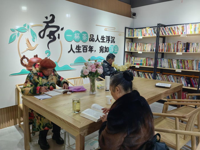 赵场街道的社区养老服务综合站的休闲书吧里，老人们在认真地看书。郭晓娟 摄