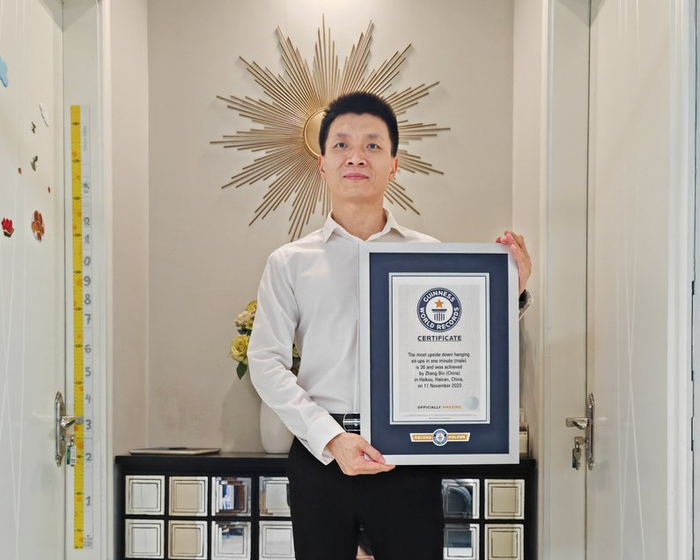 章彬和他的吉尼斯证书。记者 汪承贤 摄