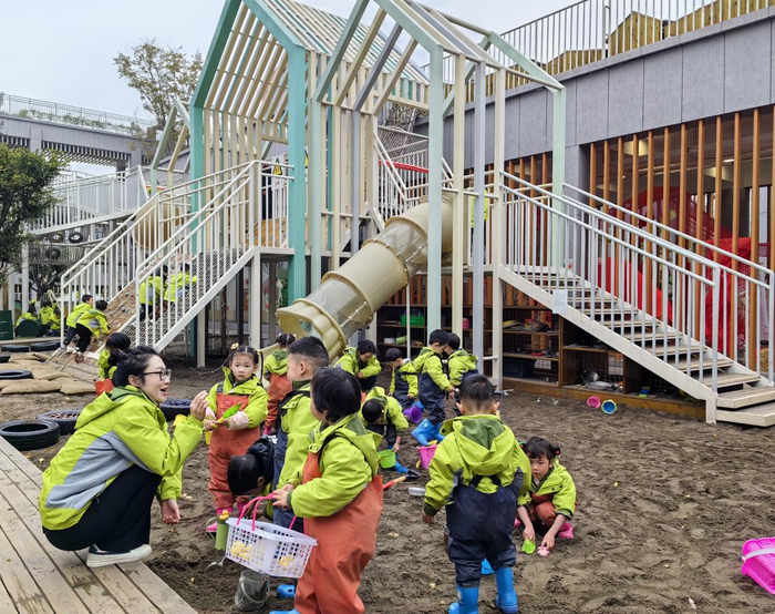 宜宾市婴幼儿养育中心里，孩子们在老师的带领下，挖沙子做游戏。郭晓娟 摄