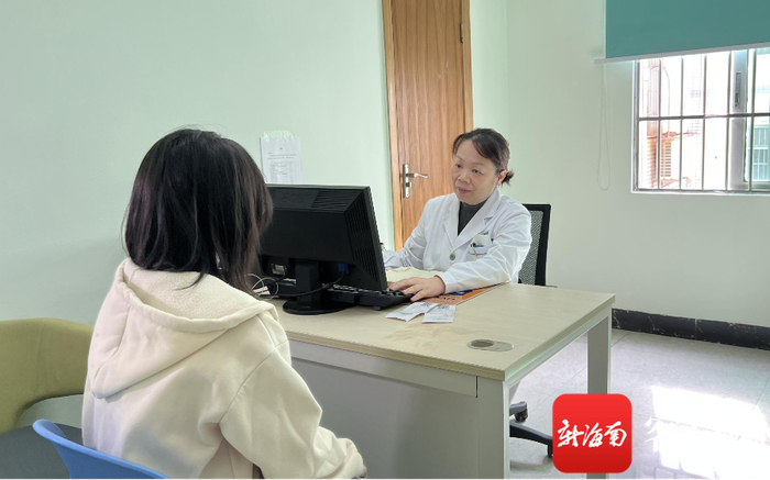 1月2日上午，海南省安宁医院睡眠科主任、副主任医师罗海东在“学习困难门诊”坐诊，为一名女孩看诊。记者 王洪旭 摄