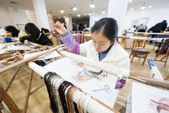 在重庆市万州区，工作人员在绣制三峡挑花刺绣产品（2023年11月27日摄）。新华每日电讯记者 肖艺九 摄