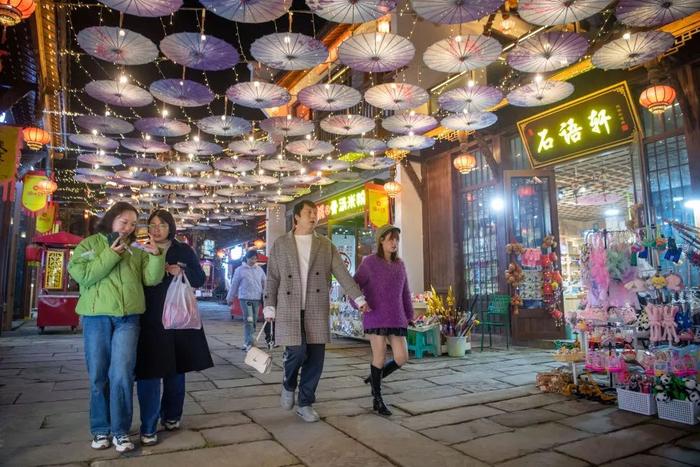 游客在万州天生城文旅街区参观游览（2023年11月27日摄）。新华每日电讯记者 唐奕 摄