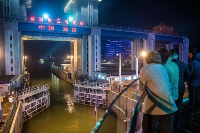 游客乘坐纯电游轮“长江三峡1”号通过葛洲坝三号船闸（2023年12月1日摄）。新华每日电讯记者 唐奕 摄
