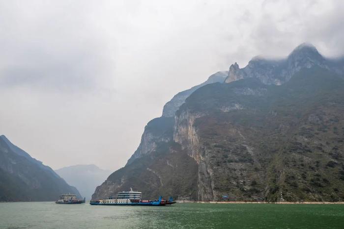 船舶行驶在巫山神女峰附近水域（2023年11月30日摄）。新华每日电讯记者 肖艺九 摄