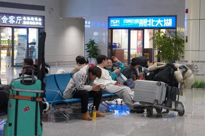 　　游客在长春龙嘉机场小憩，准备换乘高铁列车赴景区。新华社记者 司晓帅 摄