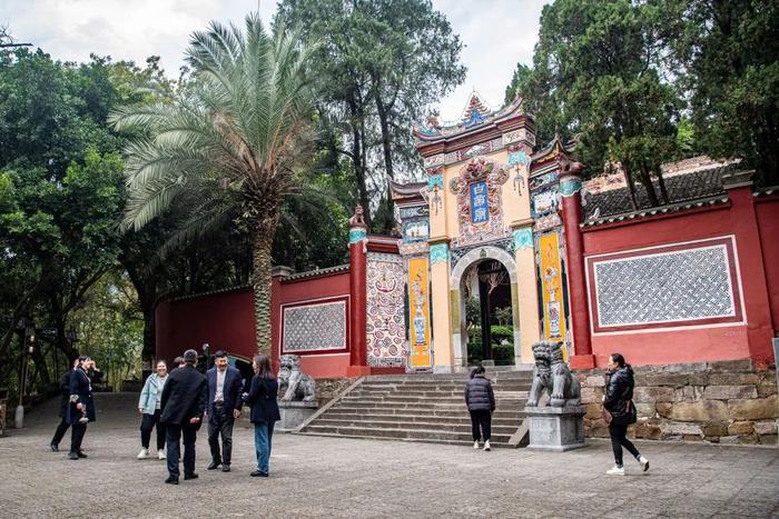 在重庆市奉节县白帝城景区，游客在参观游览（2023年11月29日摄）。新华每日电讯记者 唐奕 摄