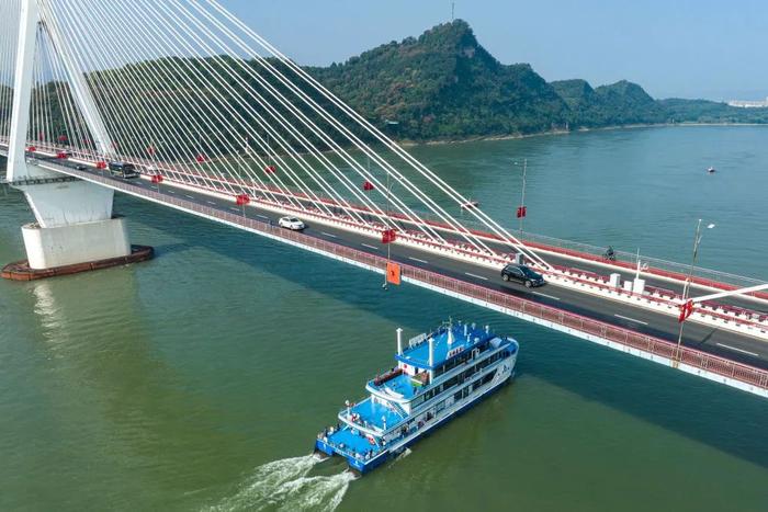 “三峡氢舟1”号行驶在长江湖北宜昌水域（2023年10月11日摄）。新华每日电讯记者 肖艺九 摄