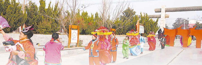 濉溪县百善镇道口村村民在表演竹马旱船。 顾亦飞 摄