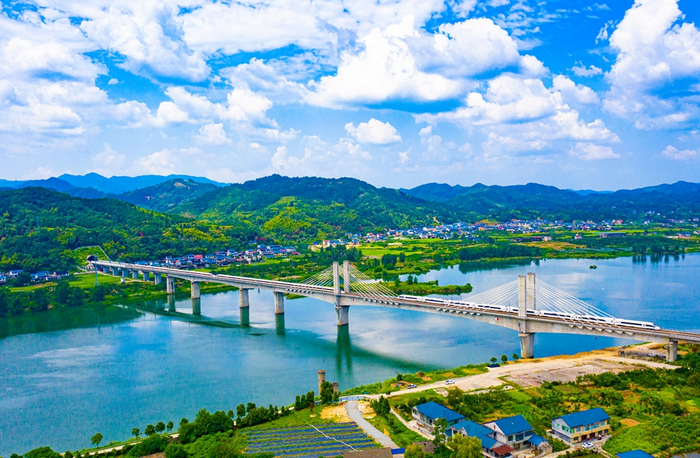 两辆高铁飞驰在洪江市安江大桥上.(图源:怀化日报)