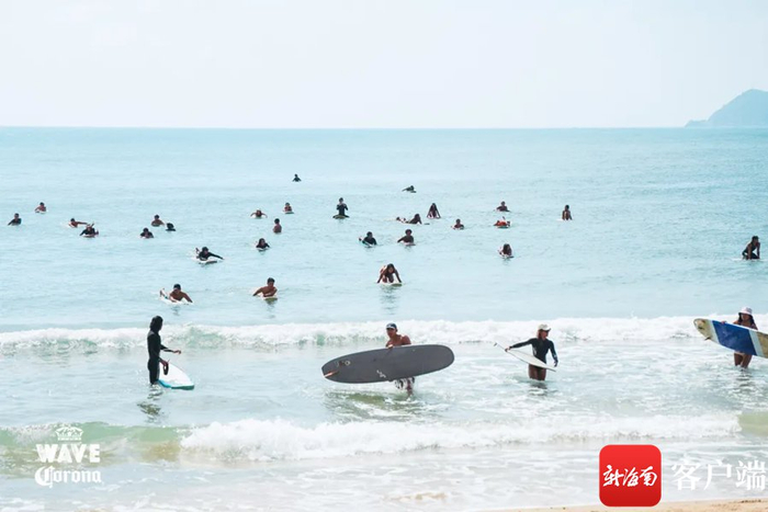 　　元旦假期，游客在万宁体验冲浪。万宁旅文局供图