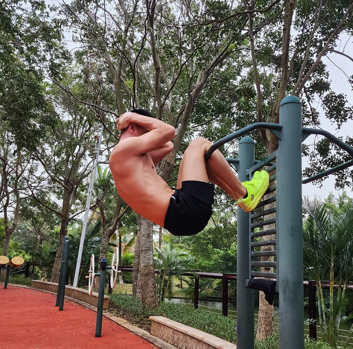 章彬在进行倒挂仰卧起坐。记者 汪承贤 摄