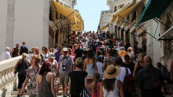 ▲杜布罗夫尼克的街道上挤满了人