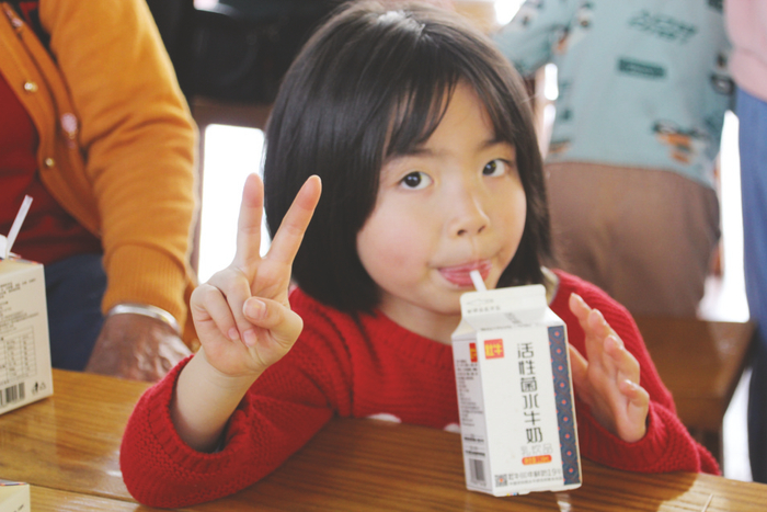     ▲小朋友品尝水牛奶    本报记者 覃锦华 摄