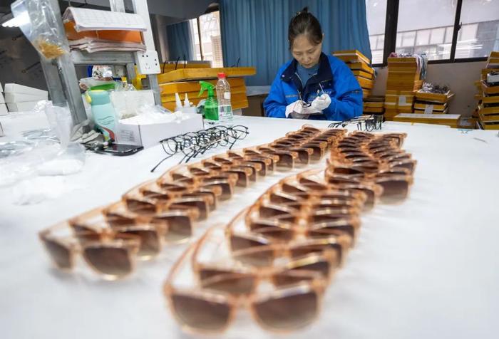 奉节生态工业园区内，重庆万大眼镜有限公司的员工在忙碌（2023年11月28日摄）。新华每日电讯记者 肖艺九 摄