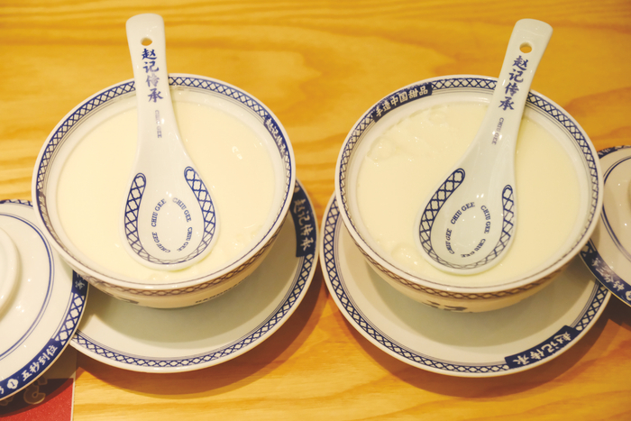     ▶用水牛乳制作的美味姜撞奶    本报记者 宋延康 摄