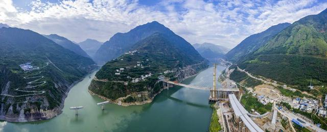 主线共有桥梁63座，图为金沙江特大桥。摄影 柴俊峰