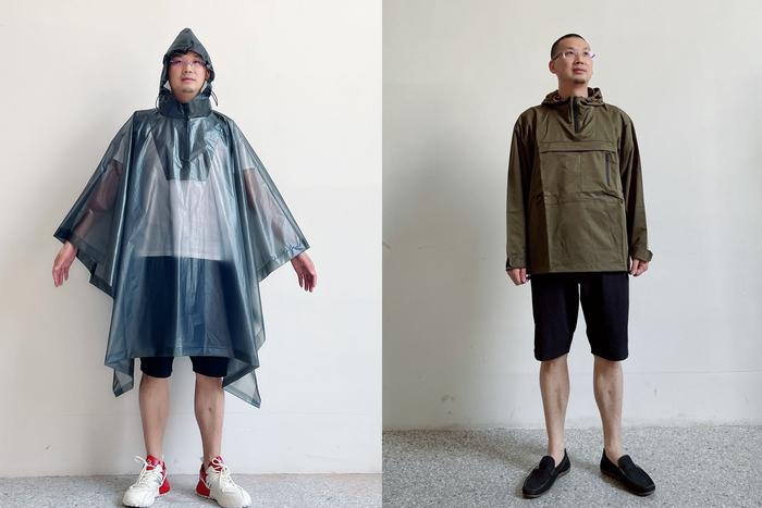 图：王忠亲自上阵试穿产品，为客户展示防雨产品效果