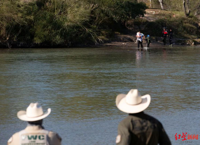 ▲得州州警对渡河的非法移民严阵以待