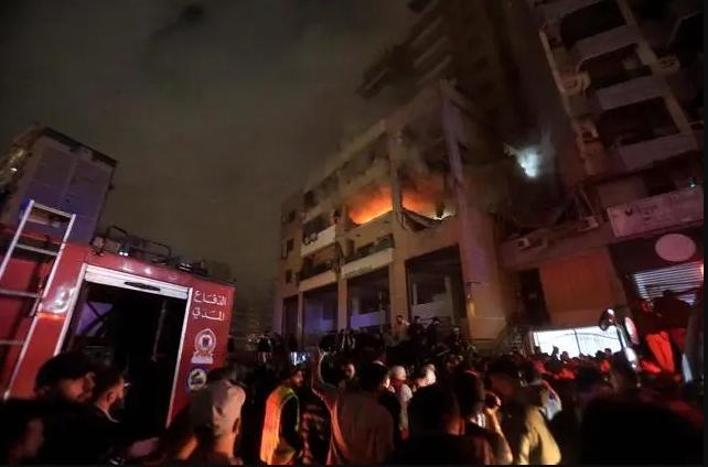 ▲1月2日，人们聚集在黎巴嫩贝鲁特南郊的以色列无人机袭击现场 图据新华社